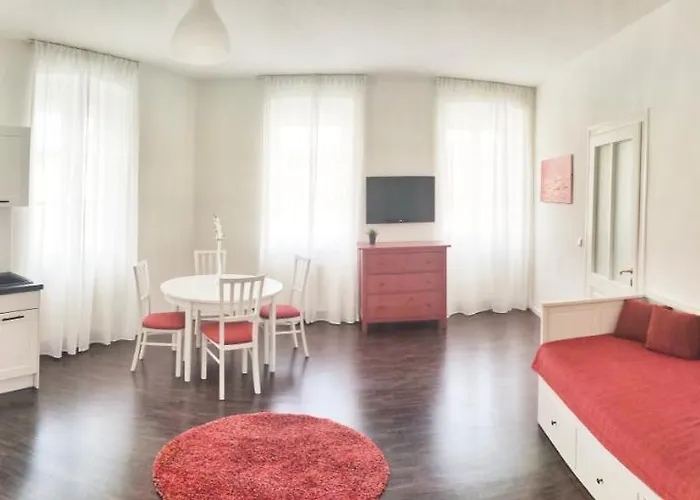 Helle Zweiraumwohnung In Wohngebiet