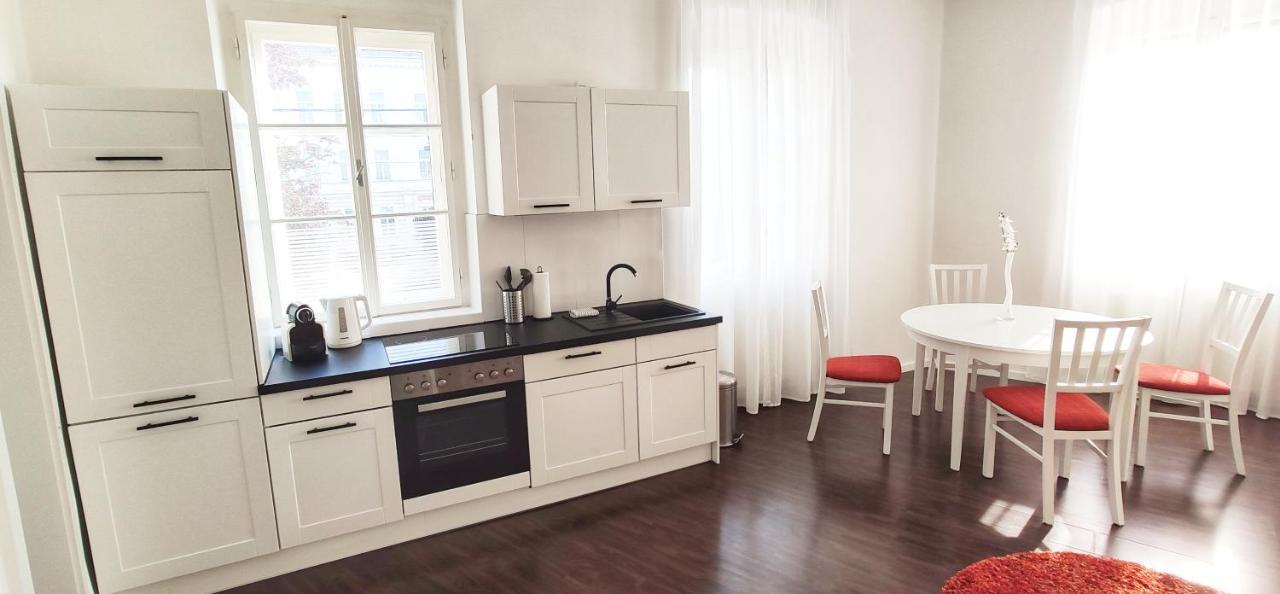 Helle Zweiraumwohnung In Wohngebiet Appartamento